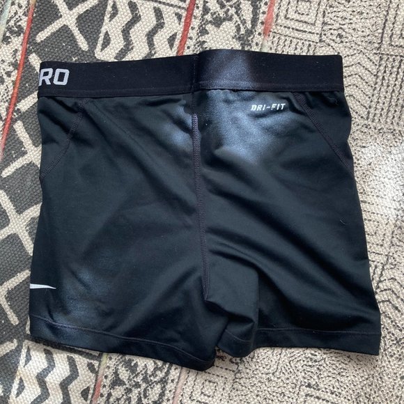 Womens Medium Nike 3" Dri-FIT High Waste Shorts - Picture 2 of 3